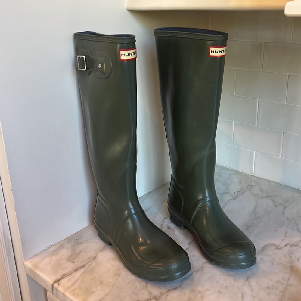 Hunter boots, green, size 9, shaft height 17 inches